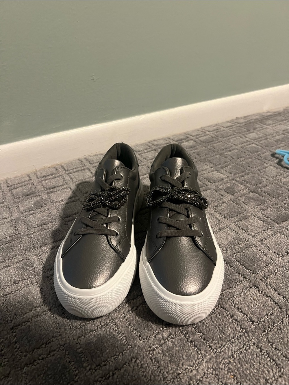 BNIB BCBG Girls Dark Gray Metallic Fashion Sneakers - Size 4 Big Kid